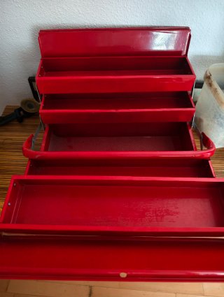 Caja de herramientas metálica roja