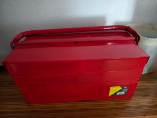 Caja de herramientas metálica roja