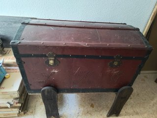 Baúl antiguo madera y metal