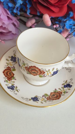 Taza y platillo de porcelana inglesa