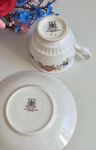 Taza y platillo de porcelana inglesa