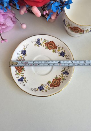 Taza y platillo de porcelana inglesa