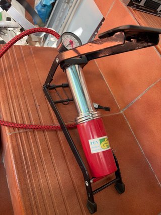 Bomba de aire para neumáticos con manómetro