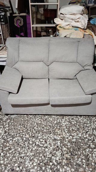 Sofá gris de tela