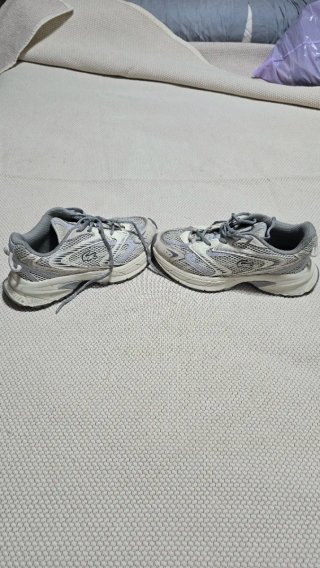 Zapatillas Lacoste grises y blancas