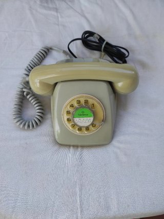 Teléfono antiguo gris
