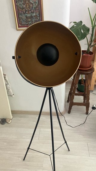 Lámpara de pie trípode negra y dorada