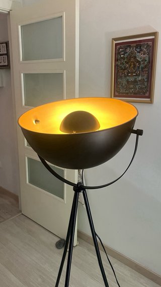 Lámpara de pie trípode negra y dorada