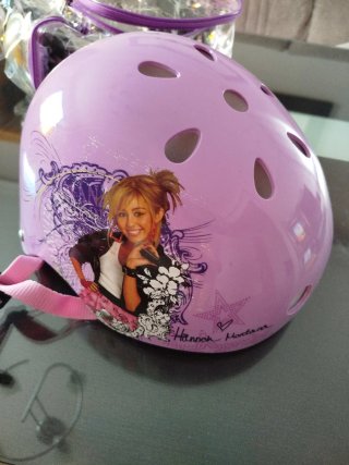 Casco y protecciones para niña