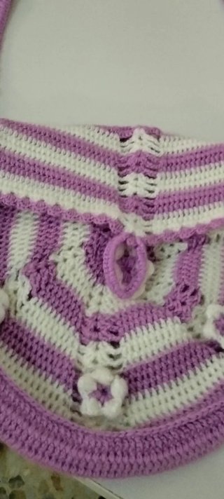 Bolso de ganchillo morado y blanco