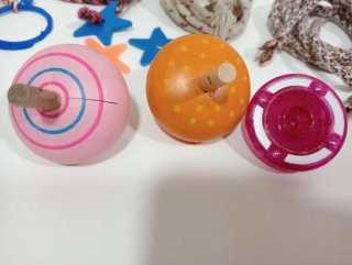 Lote de trompos y cuerdas