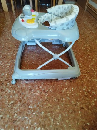 Andador para bebé gris