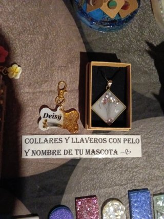 Collares y llaveros con pelo de mascota