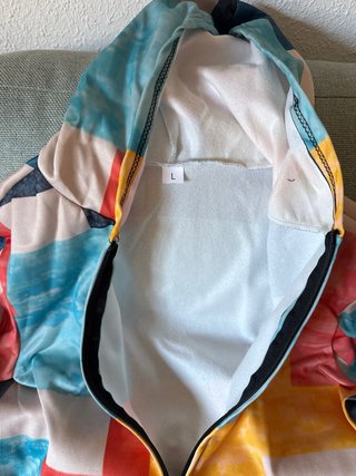 Chaqueta con capucha estampada