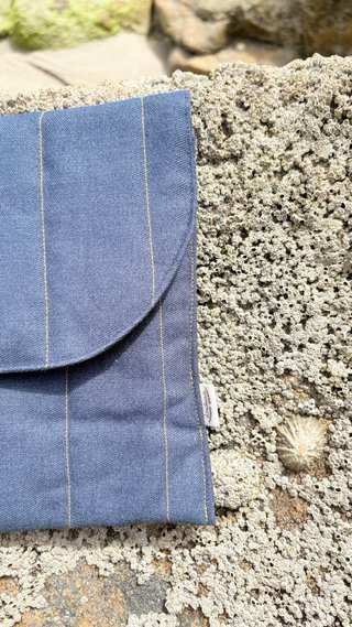 Funda libro/tablet azul con rayas