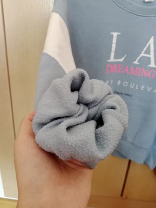 Sudadera azul con detalles en blanco y rosa