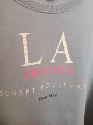 Sudadera azul con detalles en blanco y rosa