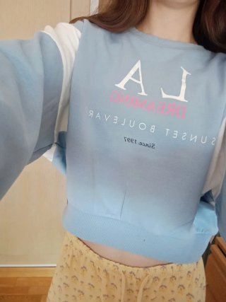 Sudadera azul con detalles en blanco y rosa