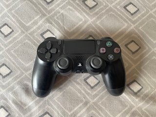 PS4 Slim 1TB Negra + Mando y Cables