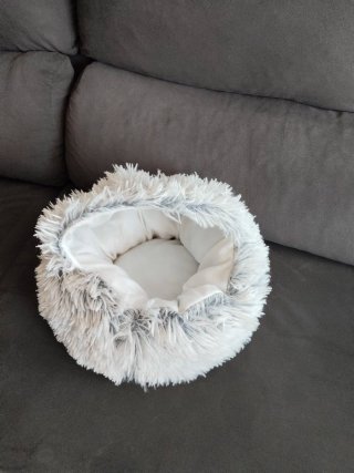 Cama para mascotas pequeñas gris y blanca