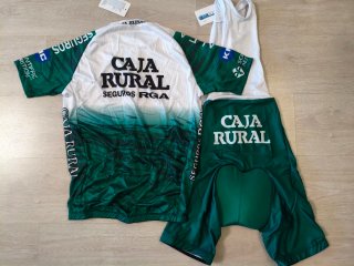 Maillot y culotte logo Caja Rural
