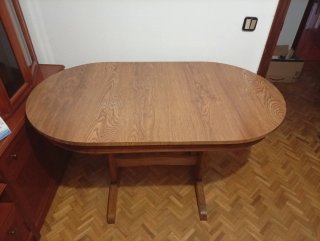 Mesa de comedor ovalada de madera