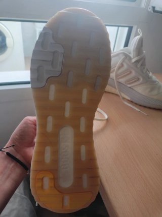 Zapatillas Adidas Beige y Blancas
