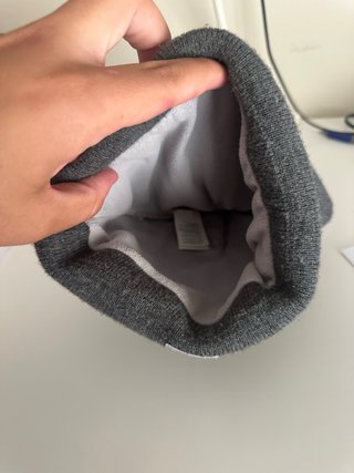 Gorro Adidas gris con pompón