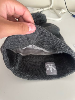 Gorro Adidas gris con pompón