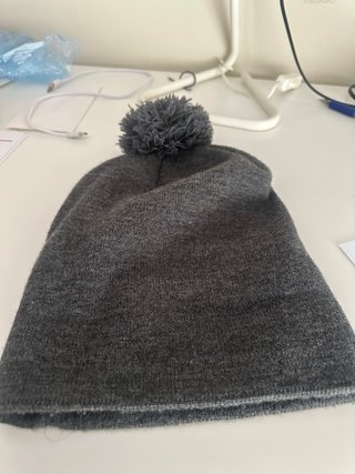 Gorro Adidas gris con pompón