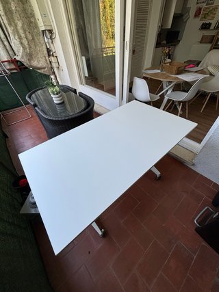 Mesa grande blanca para oficina con ruedas
