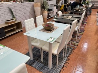 Mesa cristal 110cm + 4 sillas blancas