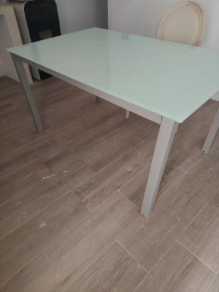 Mesa de cristal y metal