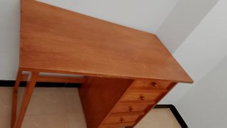 Escritorio de madera con cajones