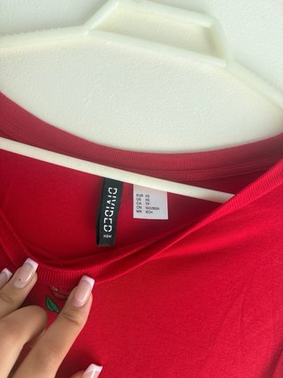 Camiseta roja con rosa bordada