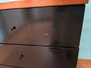 Aparador negro con tapa de madera