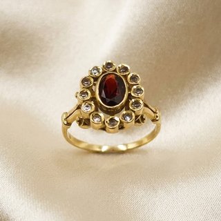Anillo de oro 18k con granate y orla de espinelas