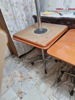 Mesa y silla de oficina