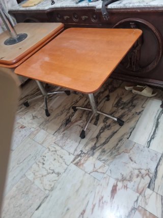 Mesa y silla de oficina