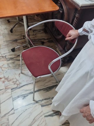 Mesa y silla de oficina