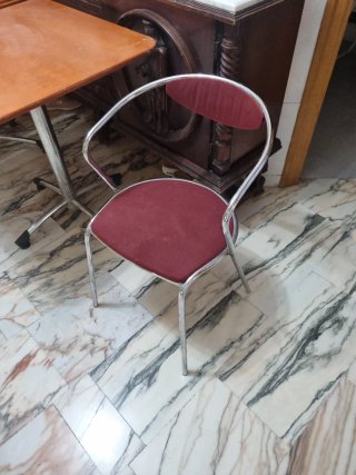 Mesa y silla de oficina