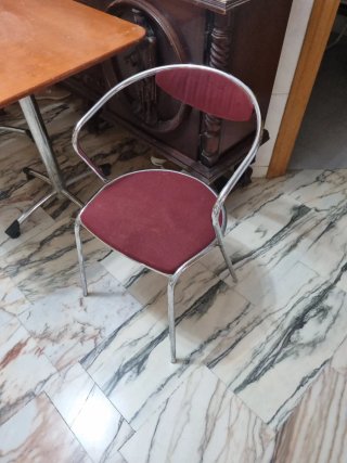 Mesa y silla de oficina