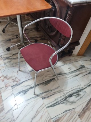 Mesa y silla de oficina