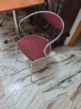Mesa y silla de oficina