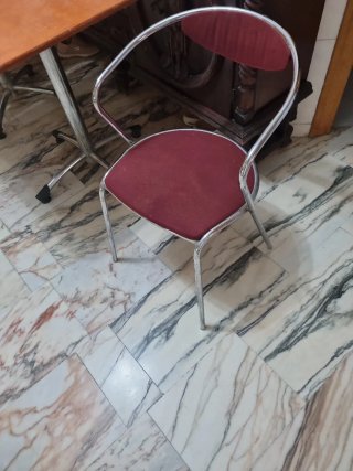 Mesa y silla de oficina