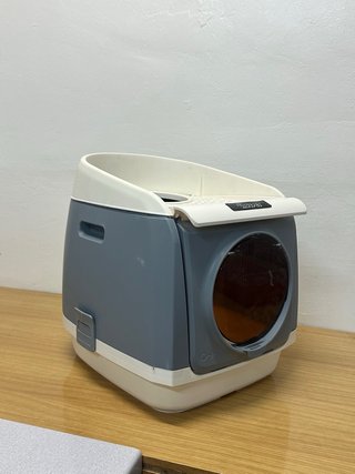 Arenero cerrado para gatos con pala y guantes