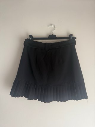 Falda negra con volantes y cinturón