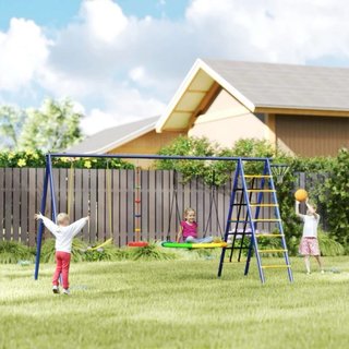 Parque infantil con columpios y red
