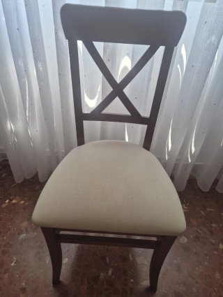 Sillas de madera con asiento beige