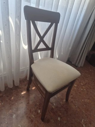 Sillas de madera con asiento beige